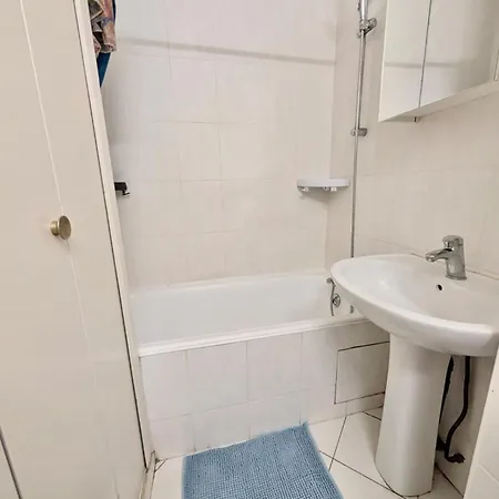 Apartment 80 M2 - 8th Floor With Free Parking - 5 Guests