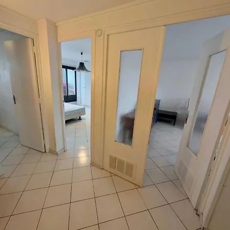 Apartment 80 M2 - 8th Floor With Free Parking - 5 Guests